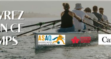 Personnes faisant de l’aviron sur l’eau. Texte : « Découvrez l’aviron ce printemps » avec les logos de l’ASAQ et de partenaires. / People rowing on the water. Text: “Discover rowing this spring” with the ASAQ and partner logos.