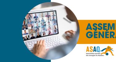 Visuel annonçant l’Assemblée générale 2026 de l’ASAQ. Une réunion virtuelle est illustrée à l’écran d’un ordinateur avec plusieurs participants connectés. Le logo de l’ASAQ et le titre de l’événement apparaissent à droite. / Graphic promoting ASAQ’s 2026 Annual General Meeting. A virtual meeting is shown on a computer screen with multiple participants connected. The ASAQ logo and event title appear on the right side of the image.