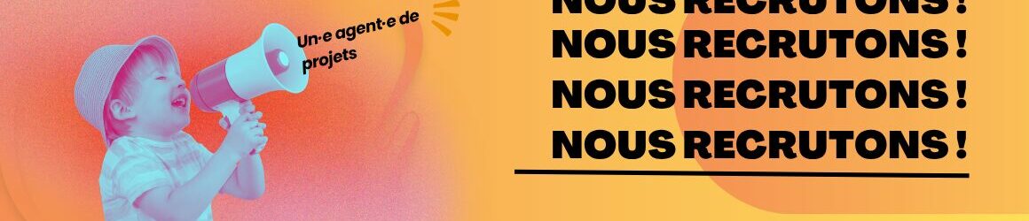 Affiche de recrutement de l’ASAQ montrant un jeune enfant tenant un mégaphone. Texte : « Nous recrutons! Nous recrutons! Nous recrutons! Un·e agent·e de projets. » Le logo de l’Association sportive des aveugles du Québec apparaît dans le coin inférieur droit.