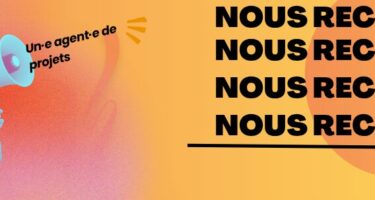 Affiche de recrutement de l’ASAQ montrant un jeune enfant tenant un mégaphone. Texte : « Nous recrutons! Nous recrutons! Nous recrutons! Un·e agent·e de projets. » Le logo de l’Association sportive des aveugles du Québec apparaît dans le coin inférieur droit.